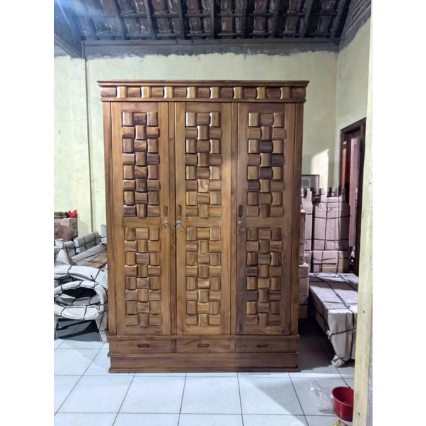 Lemari motif anyam 3 pintu natural kayu jati