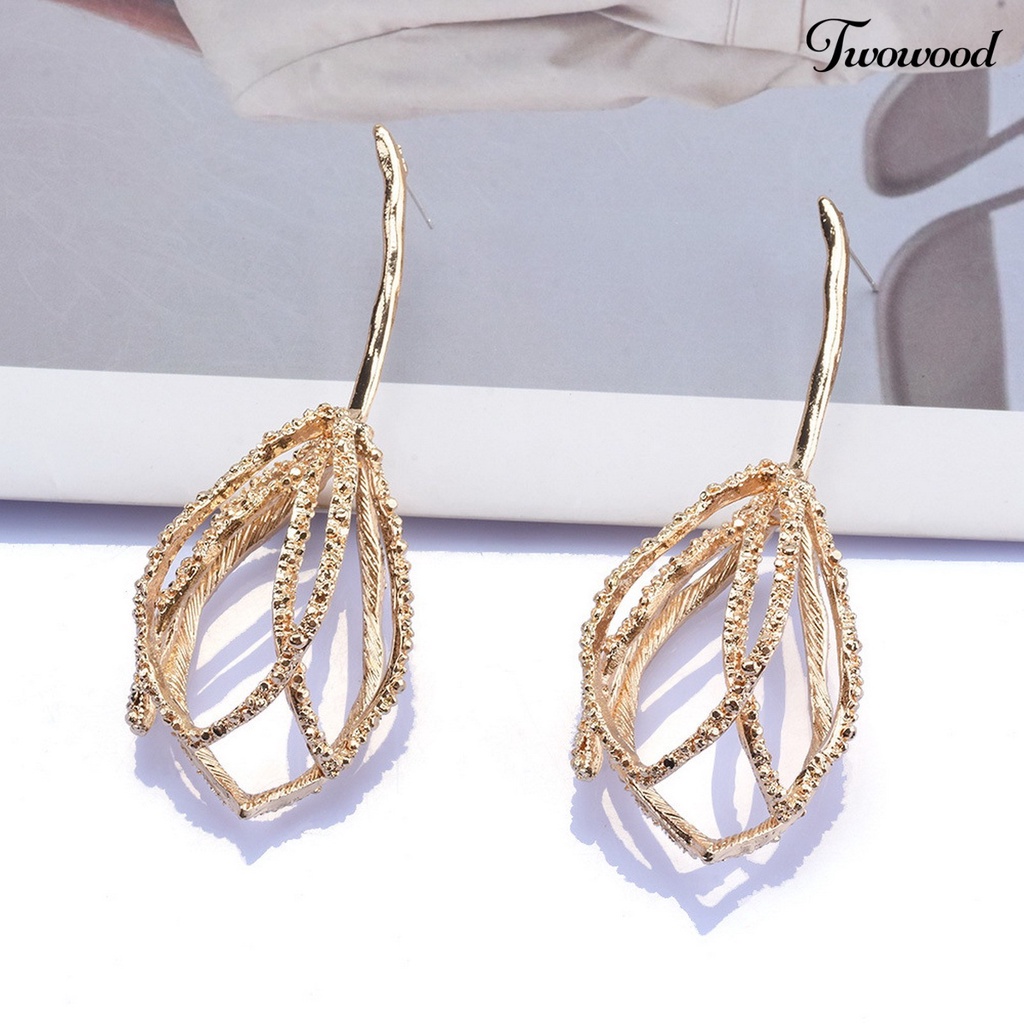 Twowood 1pasang Anting Menjuntai Vintage Berongga Mengkilap Berlebihan Temperamen Berdandan Logam Wanita Pesona Bentuk Bunga Drop Earrings Perhiasan Retro