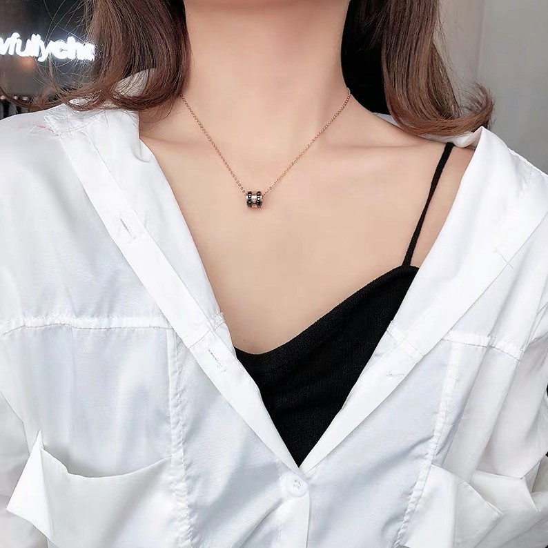 Kalung Desain Angka Romawi Untuk Wanita | Kalung Rantai Klavikula Dengan Liontin Berlian Bentuk Persegi Dua Baris |  Aksesoris Bahan Titanium Steel 18K Warna Rose Gold | Perhiasan Bahan Stainless Steel