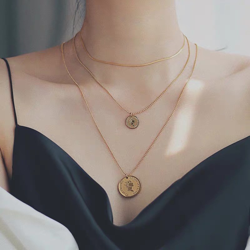 Kalung Rantai Pendek Dengan Liontin Koin Kecil / Besar Untuk Wanita | Kalung Rantai Pendek Dengan Liontin Koin Gambar Ratu Elizabeth Warna Emas Untuk Wanita | Kalung Rose Gold 18k | Kalung Bahan Stainless Steel | Kalung Bahan Titanium Steel | Hadiah Ulang