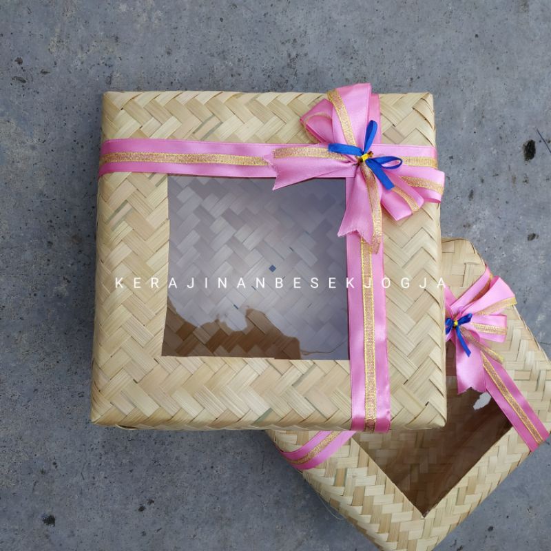 

(B2210) SEPASANG BESEK MIKA PITA NATURAL 22 x 22 x 8 CM