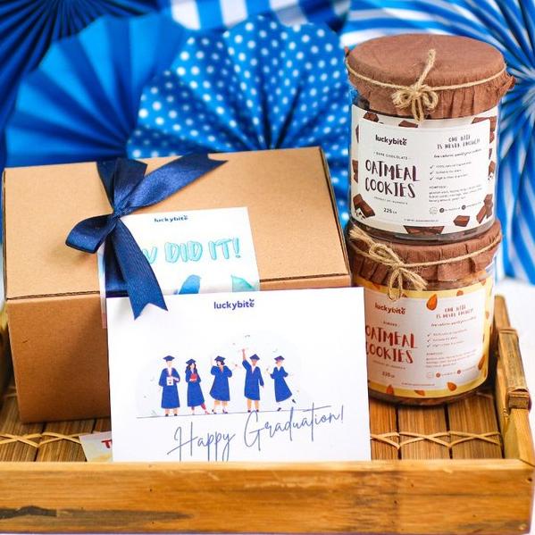 

☝ Graduation Hampers / Hampers Wisuda - Oatmeal Cookies 2 Jar + FREE Greeting Card + Pita ➺