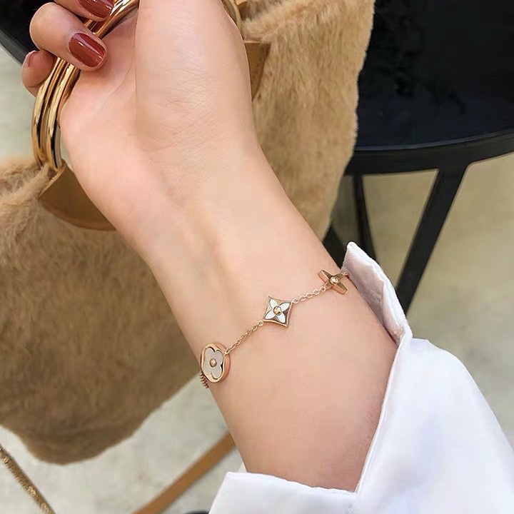 L Home Gelang Tangan Rantai Baja Titanium Rose Gold 18K Aksen Clover + Mutiara Imitasi Untuk Wanita