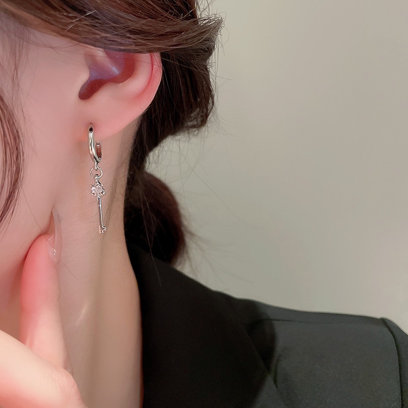 Anting Cinta Zirkon Asimetris Aksesoris Temperamen Fashion Kepribadian Sederhana