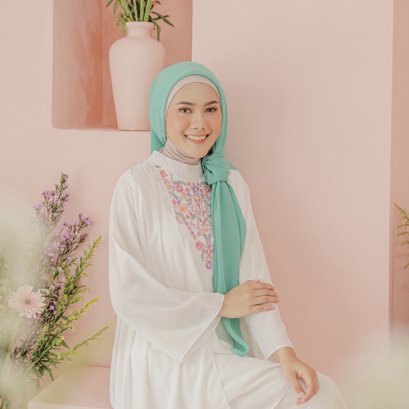 hijab segi empat bella square bahan pollycotton size 110x110 pinggir neci/kerudung hijab segi empat 
