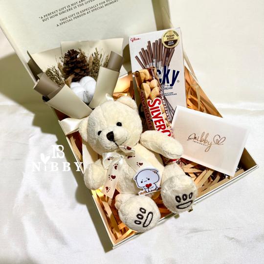 HAMPERS SOSWEET Cokelat Silverqueen 62gr Buket Bunga Dried Flower Bucket Boneka Doll Kado Ultah Hadiah Valentine Pernikahan Gift Paket Wisuda Ulang Tahun Tunangan Kelahiran Hampers Premium Murah Unik Estetik Aesthetic Sahabat Pacar Istri Bayi Anak Box