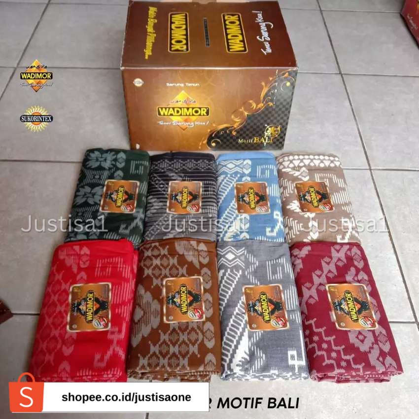 Sarung WADIMOR Motif Bali Pria Kain Tenun Samping Songket Batik Tradisional Premium Dewasa Laki Cowo Cowok Sholat Shalat Solat Lebaran Daerah Jawa Pekalongan Lombok Pria Pesantren Masjid Muslim Islam Peci Baju Koko Grosir Murah Warna Hitam Merah Hijau