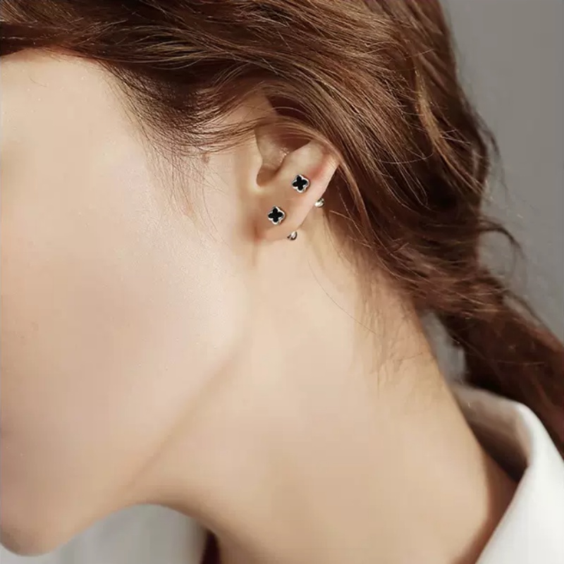 Kami Bunga s925 Perak Geometris Hitam Clover Tindik Tulang Rawan Anting-Anting Untuk Wanita Perempuan Elegan Bulat Hati Sekrup Anting-Anting Perhiasan Telinga Mode