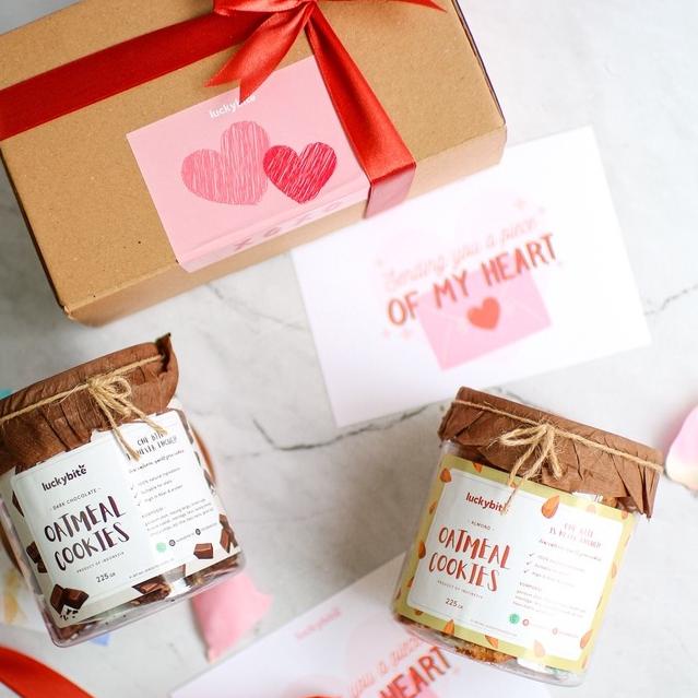 

✵ Valentine Hampers / Hampers Valentine / Kado Valentine / Valentine's Gift - Oatmeal Cookies 2 Jar + FREE Greeting Card + Pita ❊