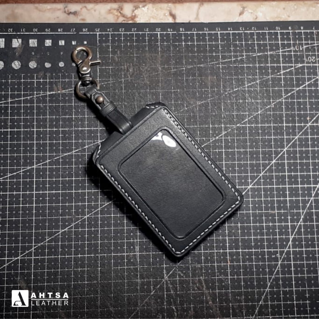 

name tag | name tag magnet | name tag magnet kulit kerbau | name tag magnet handmade kulit kerbau | name tag kulit asli | id card kulit asli