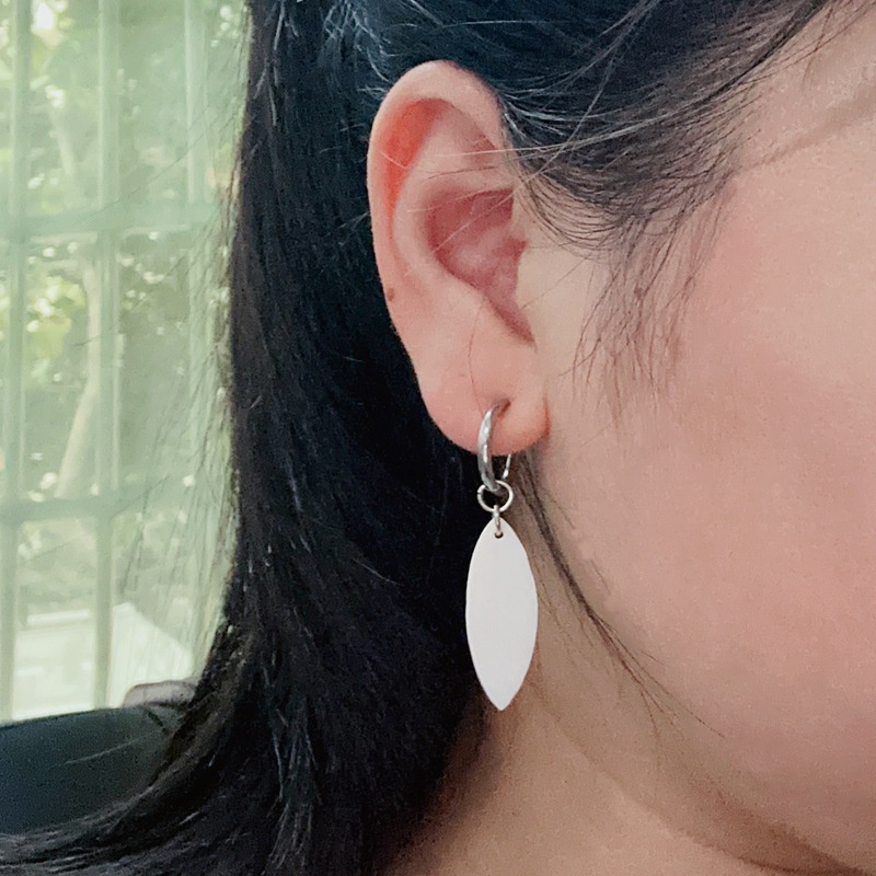 Shell Willow Leaf Simple Geometric Cool Style Earrings Desain Niche Look Face Anting Tipis Klip Telinga Baja Titanium