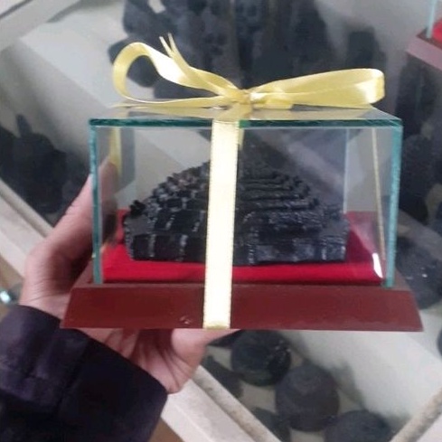 MINIATUR CANDI BOROBUDUR SET ALAS KACA UKURAN 20CM BAHAN BATU