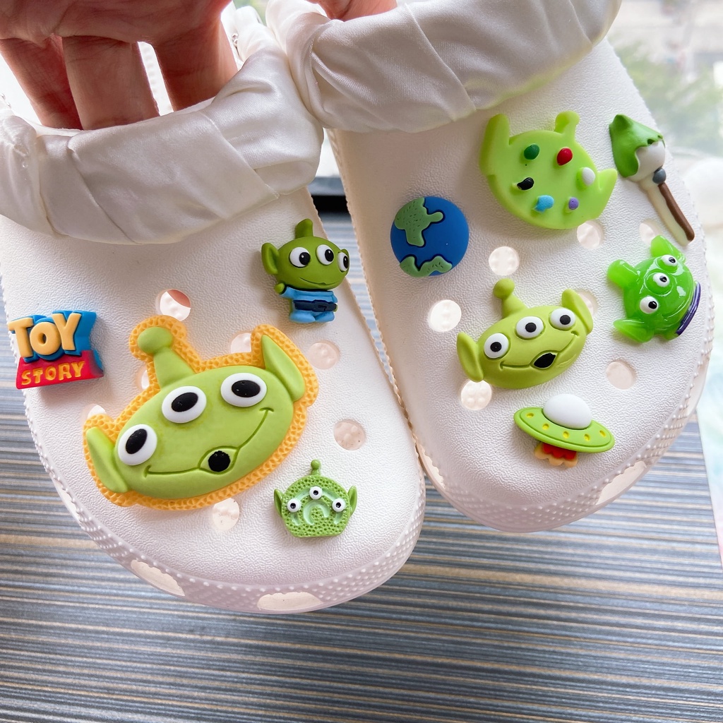 @shinydiy 10pcs Toy Story Alien Crocs Jibbitz Shoes Charm Sandal Aksesoris Sepatu Hias【asesoris wanita｜crocs jibbitz】