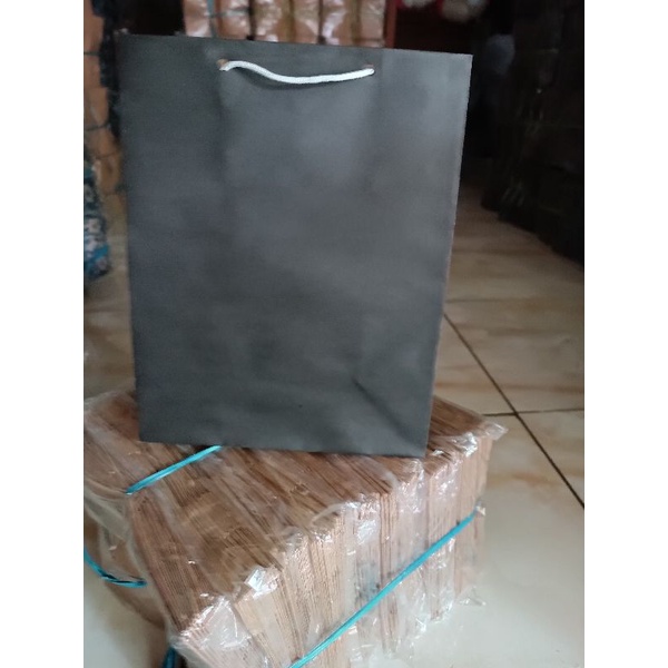 

paperbag kraft hitam 20*10*25