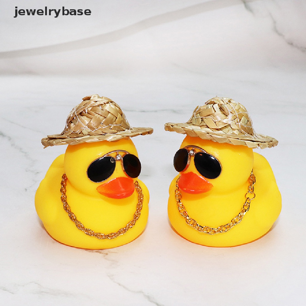 [jewelrybase] Bebek Kuning Dengan Kacamata Topi Jerami Rantai Emas Auto Interior Dekorasi Ornamen Butik