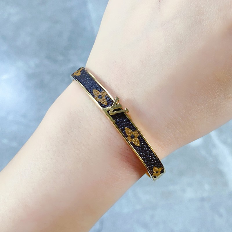 Gelang Bahan Titanium Steel 18k Kulit Anti Pudar Untuk Wanita