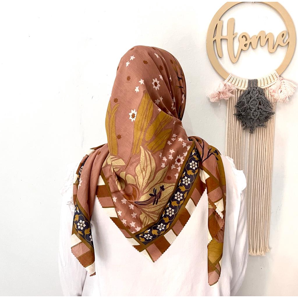 HIJAB SEGIEMPAT MOTIF VOAL MOTIF BUNGA COKLAT SIMANIS