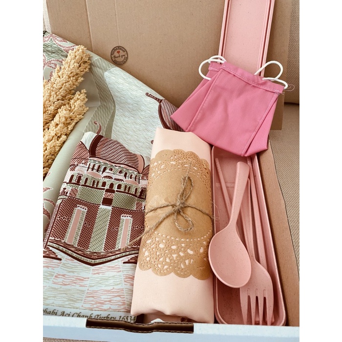 

Hampers sajadah jilbab masker | hampers unik | hampers lebaran
