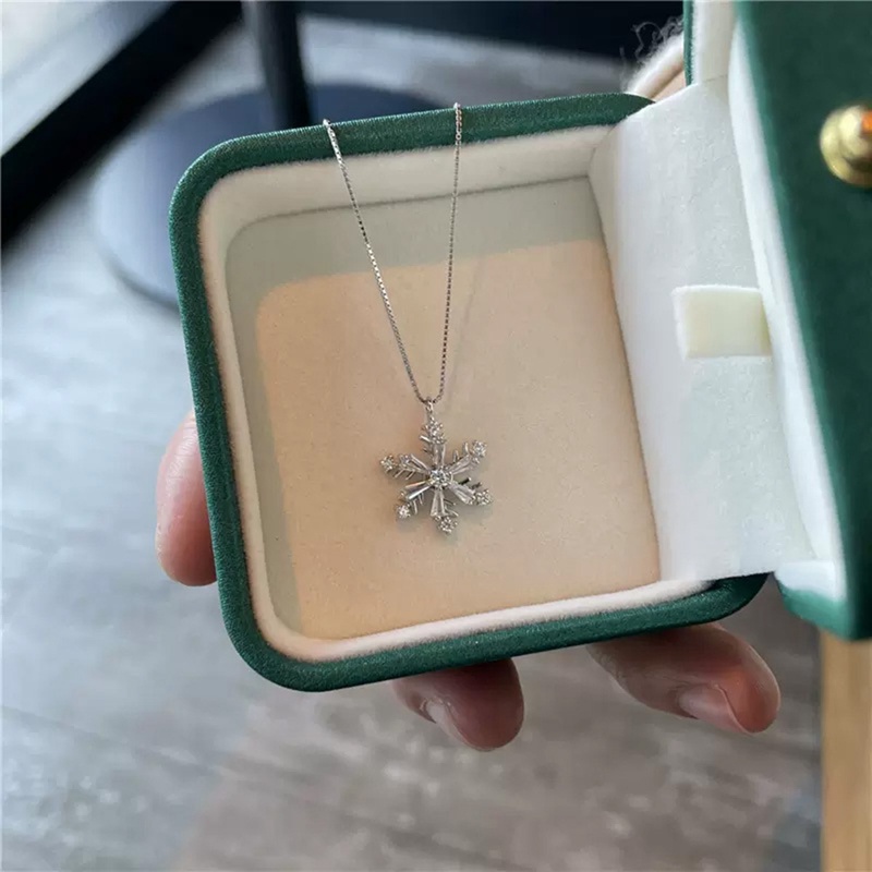 Rotatable Zircon Snowflake Titanium Steel Necklace Desain Premium Rantai Klavikula Kalung Liontin Wanita