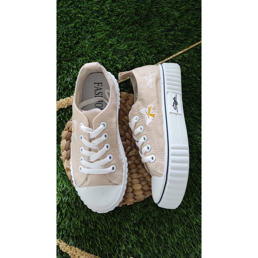 Sepatu Sneakers Wanita Kasual Trandu Bordiran Kupu2 Low Import