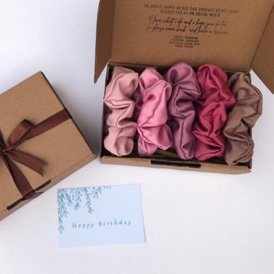 

➧ [5 PCS] HAMPERS SCRUNCHIES GIFT BOX PREMIUM BACA DESKRIPSI KADO CEWEK KADO PACAR GRADUATION KADO WISUDA ✶