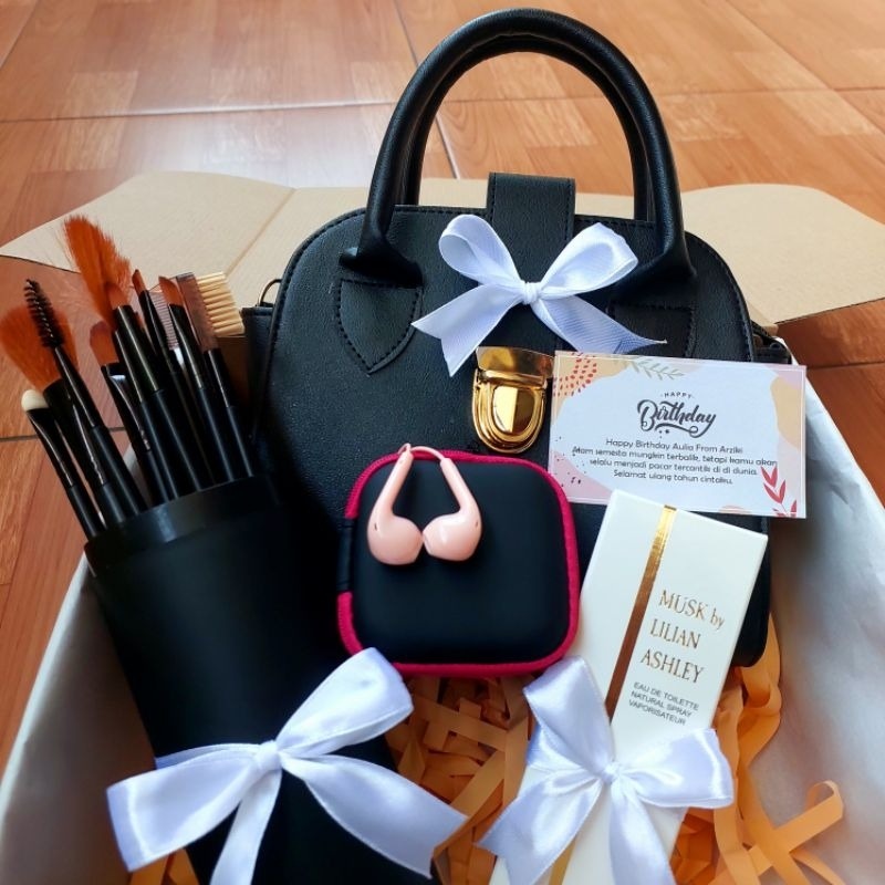 (Paket Holiday) giftbox kado hampers cewek spesial sling bag tas cewek jam tangan rantai pasir headset set alat make up untuk ulang tahun wisuda anniversary