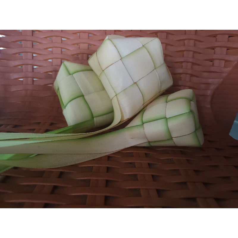 

ketupat hijau putih janur kuning lidi