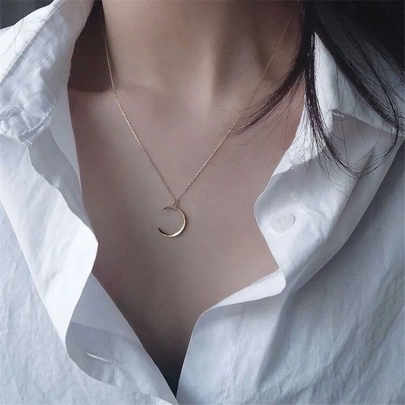 Korean Fashion Metal Moon Pendant Necklace / Simple Design Crescent Clavicle Chain / Gold Silver Color Women Gifts Jewelry