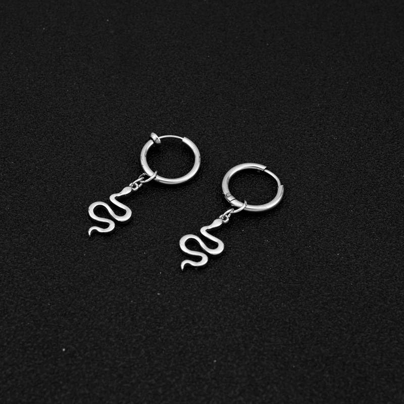 T Anting Ular Baja Titanium Pria Wanita Hip-Hop Gaya Punk Unisex Anting Berbentuk Ular Minimalis Nasional Trendi Telinga Klip