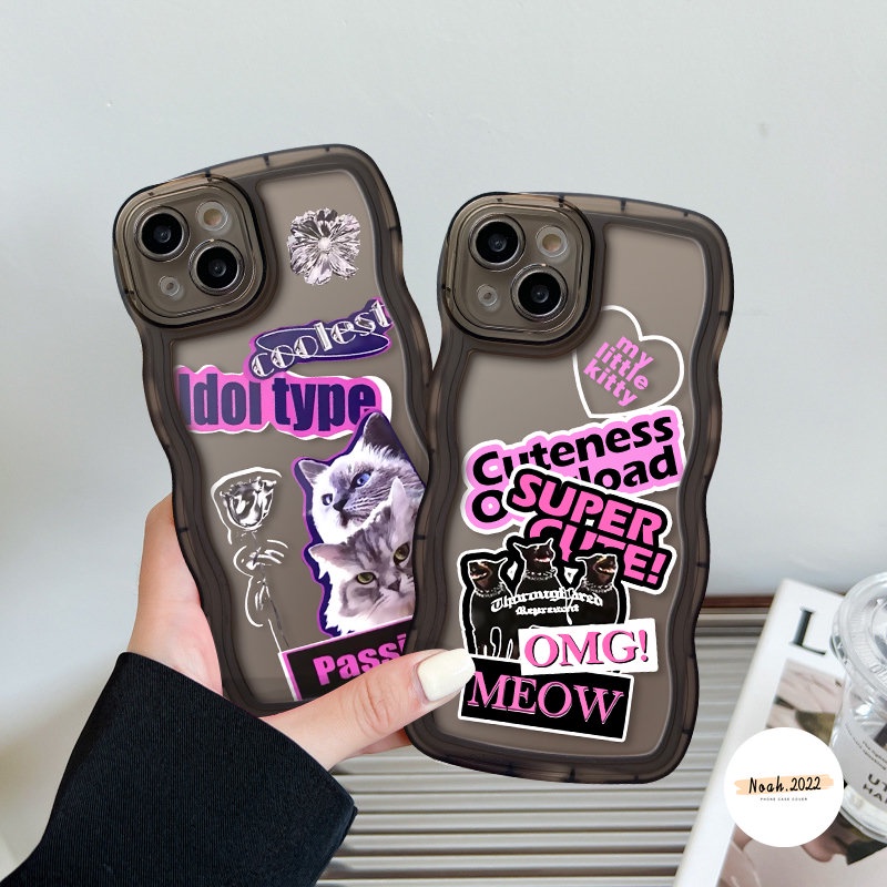 Casing Ponsel Kompatibel Untuk iPhone 14 Pro Max14 Plus 11 14 13 12 Pro Max X XS Max XR 6s 6 7 8 Plus SE 2020 Trendi Merek Stiker Label Inggris Tepi Bergelombang Fashion Cool Cat Soft Case
