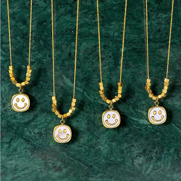 Kalung Rantai Titanium Steel 18K Gold Anti Alergi / Pudar Hias Liontin Smiley Face Gaya Korea Jepang