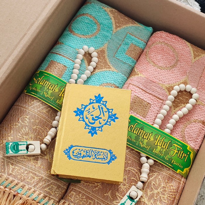 

Parcel souvenir sajadah lebaran idul fitri paket couple - Tanpa Al-quran
