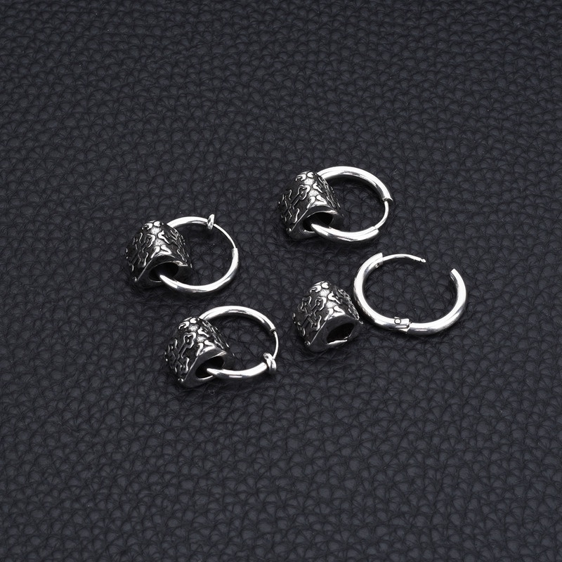 Anting Baja Titanium Pria Trendi Hitam Tunggal Pria Korea High-End Kepribadian Temperamen Ruffian Tampan Influencer