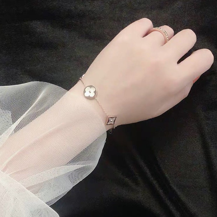 L Home Gelang Tangan Rantai Baja Titanium Rose Gold 18K Aksen Clover + Mutiara Imitasi Untuk Wanita