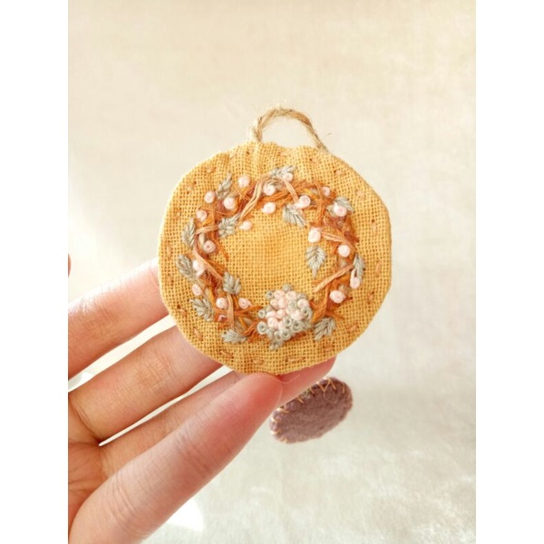 

pembatas buku / bookmark embroidery yellow wreath