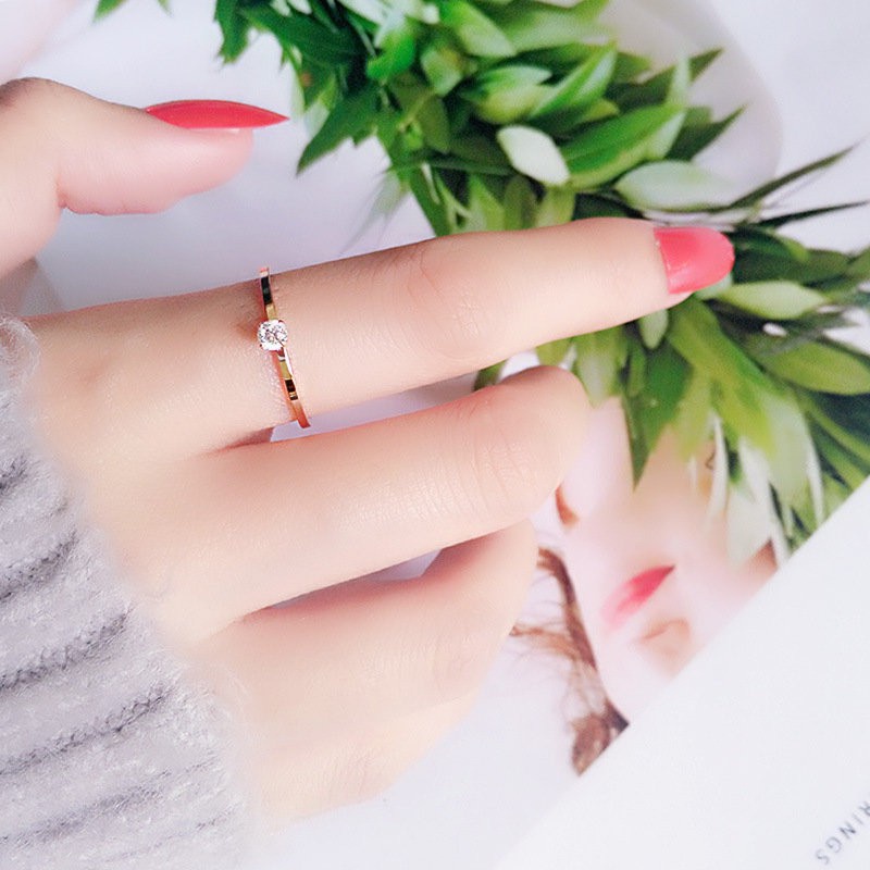 Cincin Berlian Glossy Bahan Titanium Steel Warna Rose Gold Gaya Minimalis | Cincin Bahan Stainless Steel Aksen Berlian Zirkon | Perhiasan Tahan Air Tidak Pudar