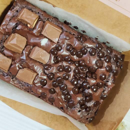 

❉ Brownies Bella Brownies Panggang Premium Fudgy or Melted Personal Size topping Silverqueen Chocochips II HAMPERS LEBARAN 2022 ➲