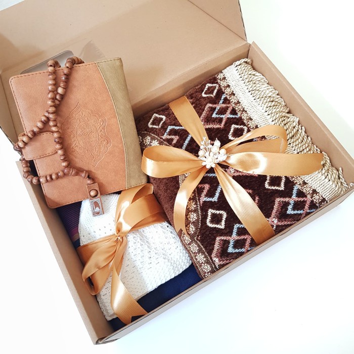 

PARCEL LEBARAN LENGKAP SAJADAH, ALQURAN, TASBIH, SARUNG, PECI, BROS - SAJADAH HITAM, QURAN SLETING