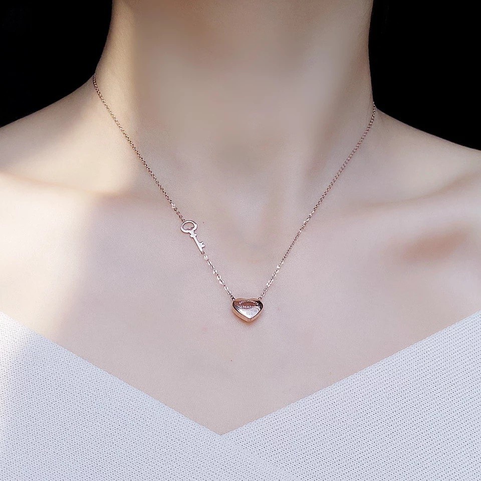 Kalung Desain Tulisan Love Untuk Wanita | Kalung Rantai Rose Gold 18k Untuk Wanita | Perhiasan Bahan Stainless Steel | Aksesoris Bahan Titanium Steel | Anting Hypoallergenic Tahan Air Tidak Pudar Untuk Hadiah Ulang Tahun