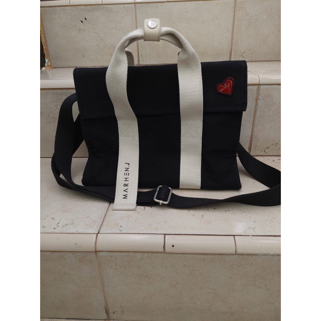 Preloved tas marhen J hitam size M premium pin