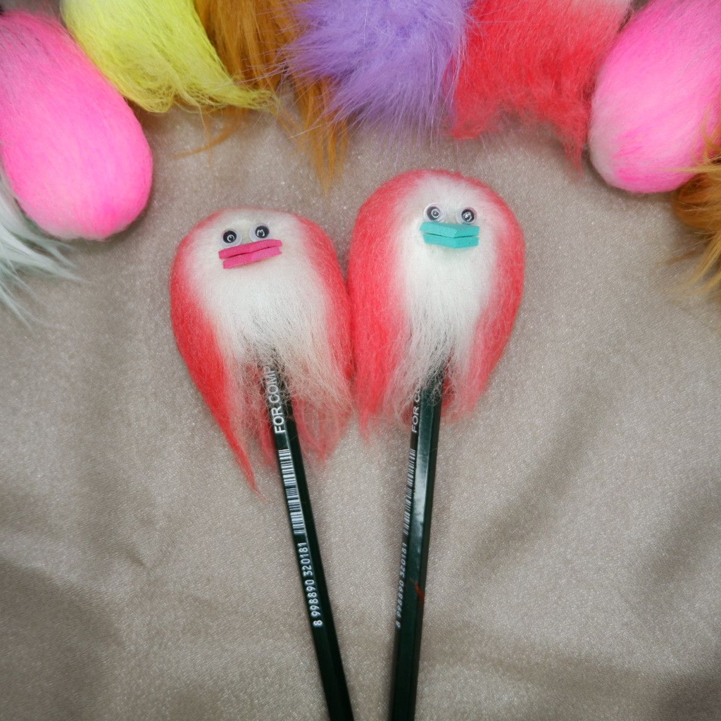 

Alat tulis karakter warna merah, pensil boneka lucu, pensil boneka bulu, pensil unik murah