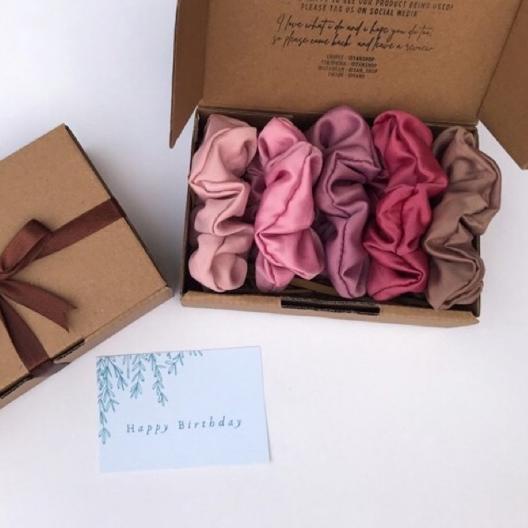 

♪ [5 PCS] HAMPERS SCRUNCHIES GIFT BOX PREMIUM BACA DESKRIPSI KADO CEWEK KADO PACAR GRADUATION KADO WISUDA ☃