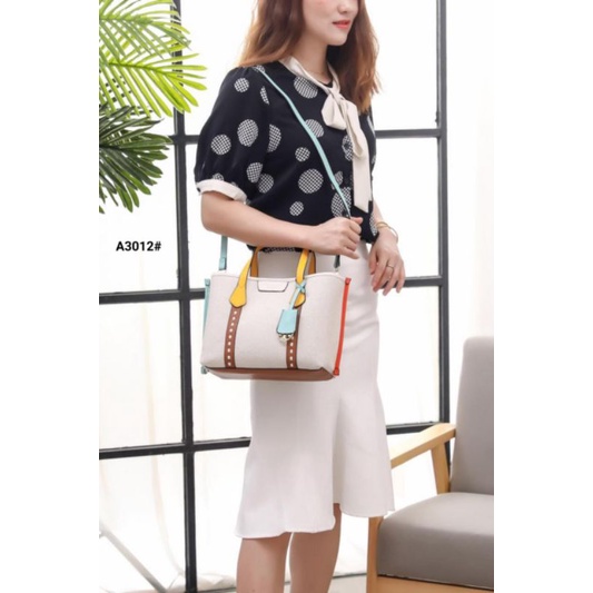 New Arrival Collection
Tory Burch Perry Canvas Small Bag Include Magnet Box Tory Burch
Kode A3012#