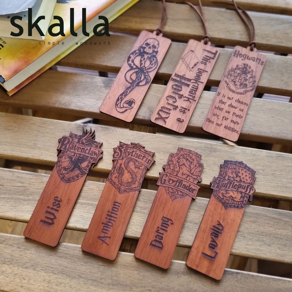 

Terlaris ✨ -bookmark pembatas buku kayu harry potter souvenir sovenir alat tulis- 2.2.23