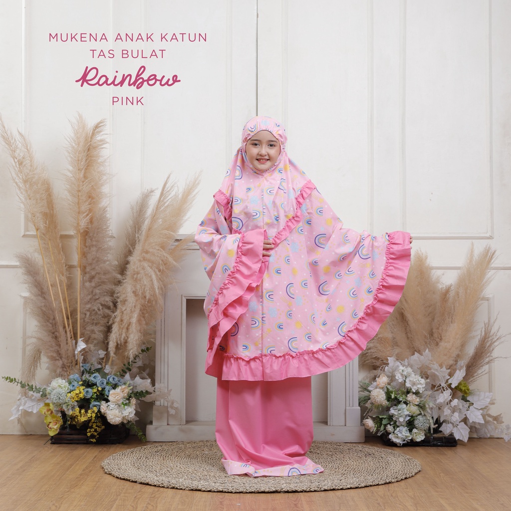 PUSAT MUKENA TASIK - MUKENA ANAK KATUN TAS BULAT MOTIF RAINBOW PINK