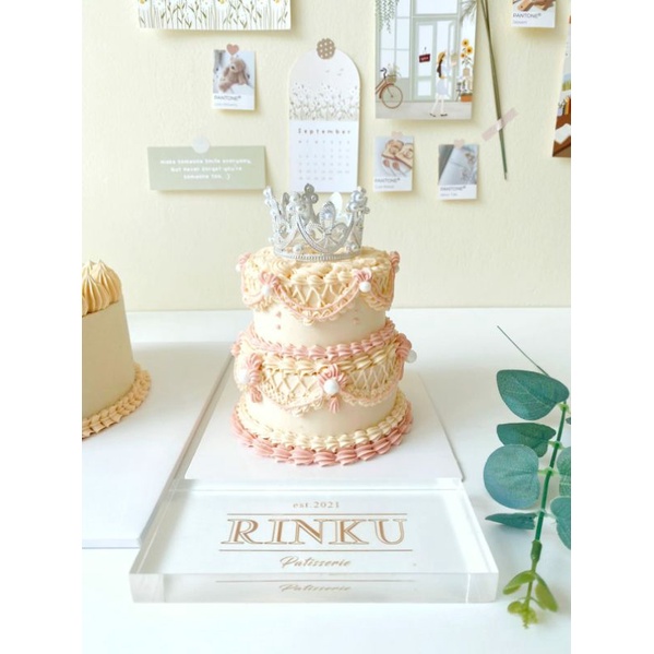 

2 TIERS CROWN CAKE