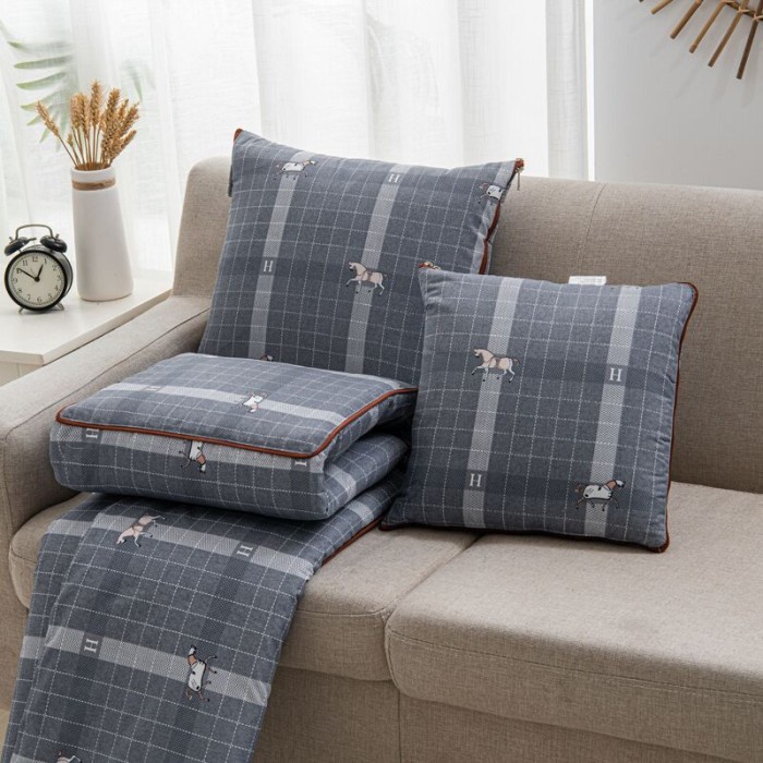 Selimut Dewasa Balmut Lipat Bantal Selimut 2in1 / Bantal Lipat Praktis Jadi Selimut - Kuda(R4F3) Sel