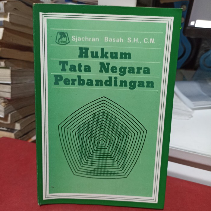 buku hukum tata negara perbandingan sahran basah 130 halaman 1976