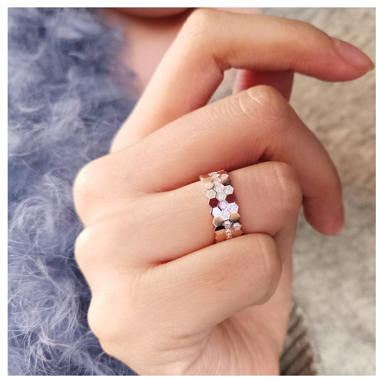 Goldkingdom Fashion Perhiasan Aksesoris Ready Stock Niche Desain Cahaya Mewah Honeycomb Honeycomb Cincin Angin Dingin Ins Rose Perhiasan Kamar Dengan Cincin Berlian