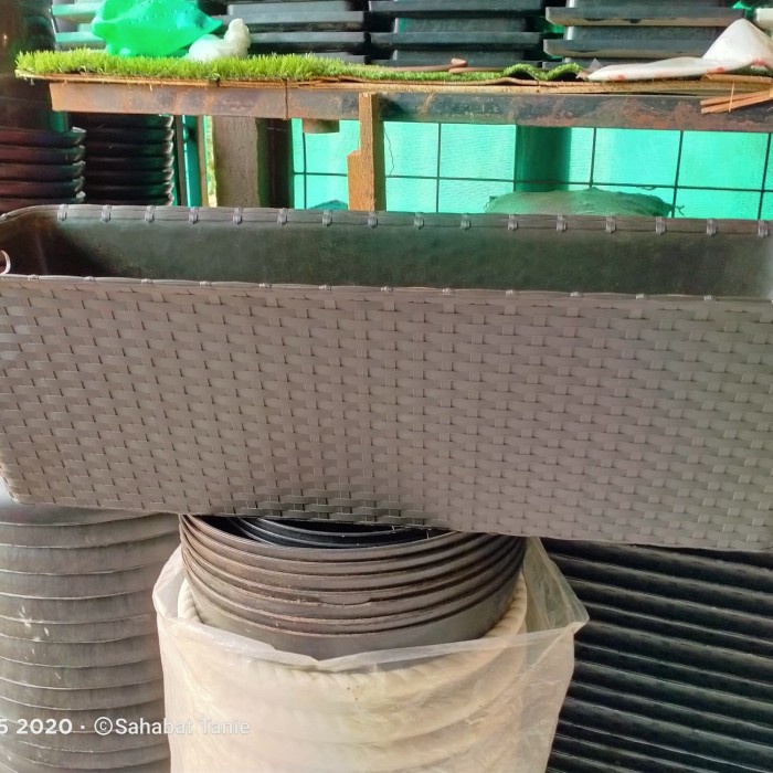 Poo Pot Plastik Panjang Anyam 70Cm Hitam.
